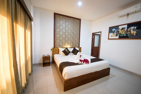 Deluxe Room, 1 Bedroom, Private Bathroom, Poolside | 1 bedroom, minibar, in-room safe, desk