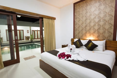 Deluxe Room, 1 Bedroom, Private Bathroom, Poolside | View from room