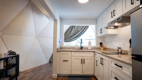 Luxury dome, lake view | Private kitchen | Fridge, microwave, stovetop, cookware/dishes/utensils