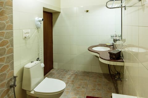 Elite Room, 1 King Bed | Bathroom | Shower, free toiletries, hair dryer, slippers