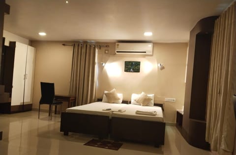 Executive Suite, 1 Bedroom, Smoking | Premium bedding, iron/ironing board, free WiFi, bed sheets