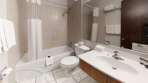 Suite, 1 Bedroom, Kitchen | Bathroom | Combined shower/tub, free toiletries, hair dryer, towels