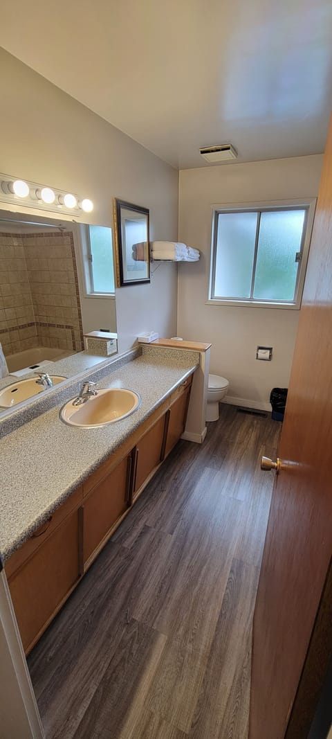 Apartment Suite (Non-Pet Friendly) | Bathroom | Combined shower/tub, hair dryer, towels, soap