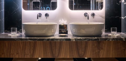 Studio Suite, 1 King Bed (Experience) | Bathroom | Combined shower/tub, designer toiletries, hair dryer, bathrobes