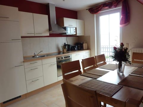 Küche mit Essbereich