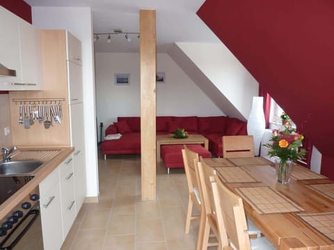 Küche mit Blick ins Wohnzimmer