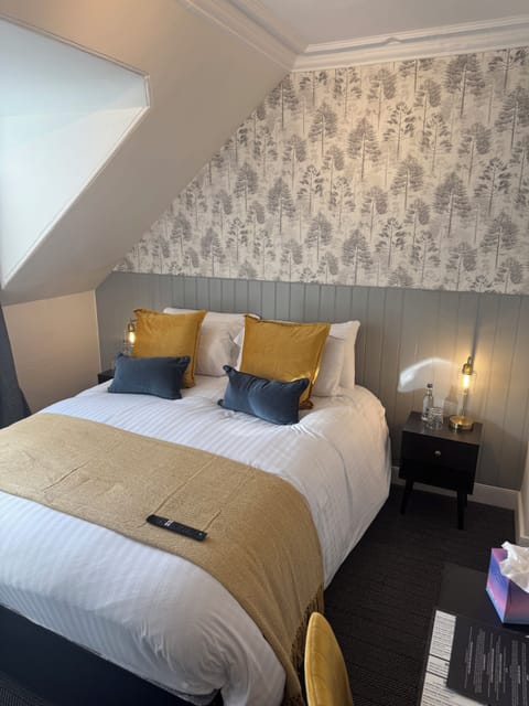 Standard Double or Twin Room | Desk, laptop workspace, iron/ironing board, cribs/infant beds