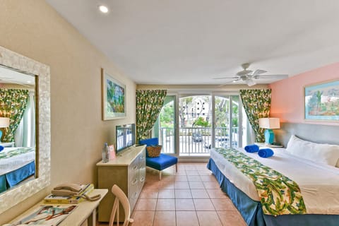 Deluxe Studio Island View-FRENCH BALCONY | In-room safe, individually decorated, individually furnished, desk