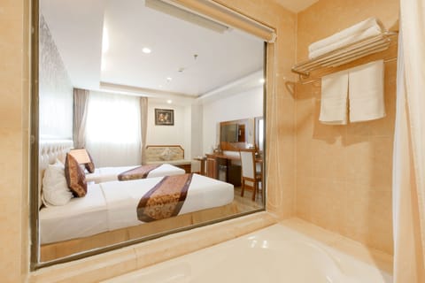 Deluxe Twin Room, City View | Bathroom | Free toiletries, hair dryer, bathrobes, slippers