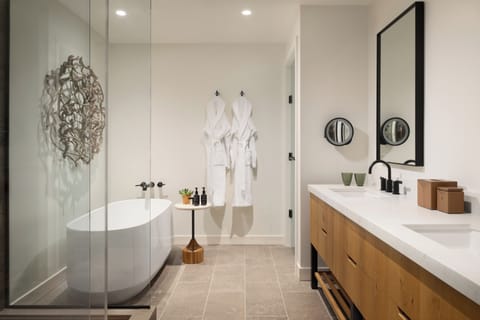 Combined shower/tub, rainfall showerhead, designer toiletries