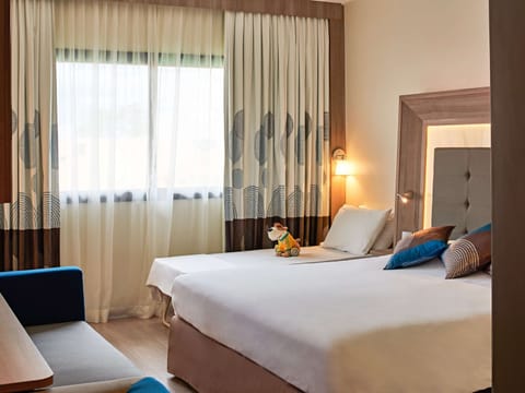 Executive Room, 1 Double Bed | Minibar, in-room safe, desk, blackout drapes