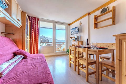 Living room with balcony and mountain view in the heart of Val Thorens Enjoy natural light, a cozy space, and direct access to a balcony with breathtaking views over the 3 Vallées.
