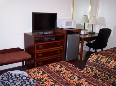 Standard Room, 2 Double Beds | Iron/ironing board, free WiFi, bed sheets