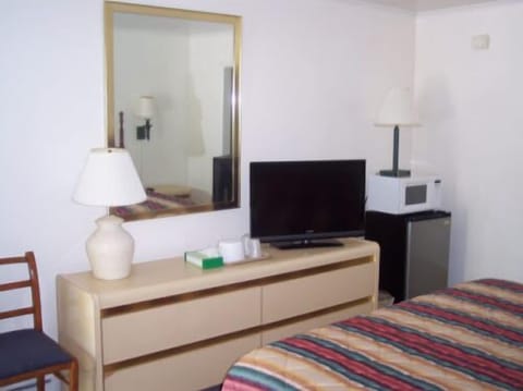 Standard Room, 1 Queen Bed, Accessible | Living area | LCD TV