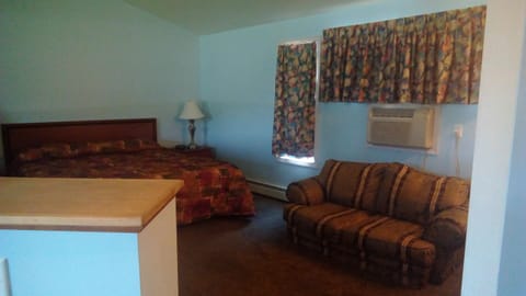 Suite Cabin | 1 bedroom, rollaway beds, free WiFi, bed sheets