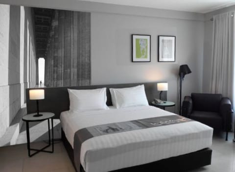 Deluxe Room | Premium bedding, in-room safe, desk, iron/ironing board