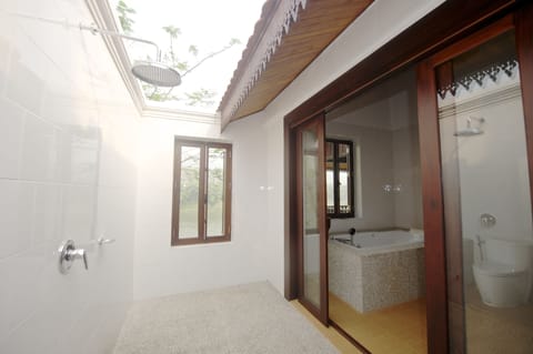 Executive Villa, River View | Bathroom | Free toiletries, bathrobes, slippers, towels