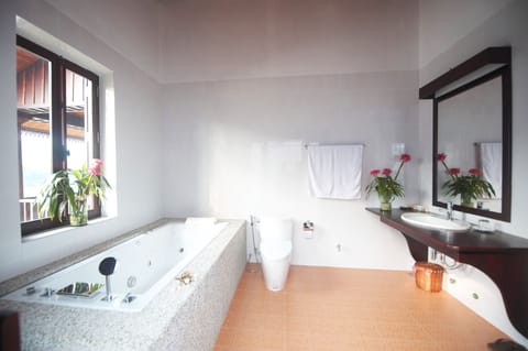 Executive Villa, River View | Bathroom | Free toiletries, bathrobes, slippers, towels