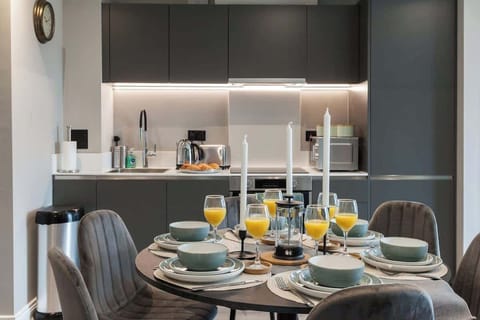 The window provides a beautiful outdoor view, adding to the dining experience.
The chairs are comfortable and well-arranged, complementing the overall aesthetic of the room.