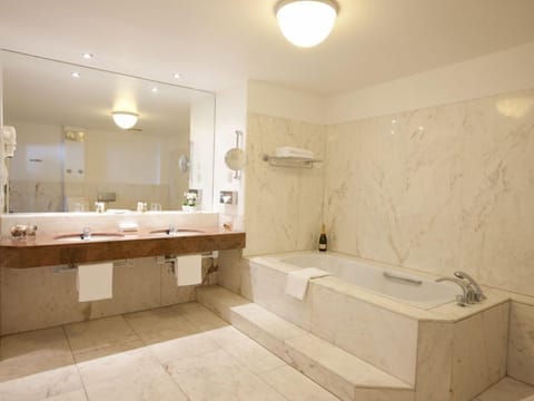 Suite | Bathroom | Hair dryer, towels, soap, shampoo