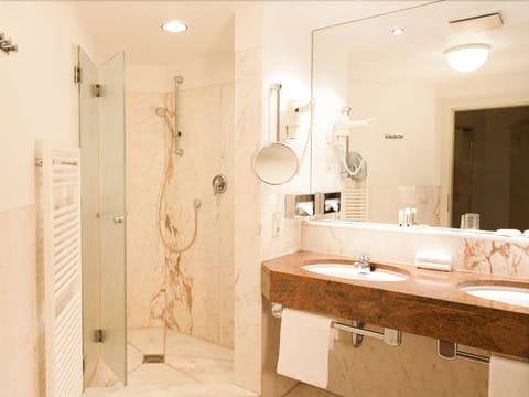 Junior Suite | Bathroom | Hair dryer, towels, soap, shampoo