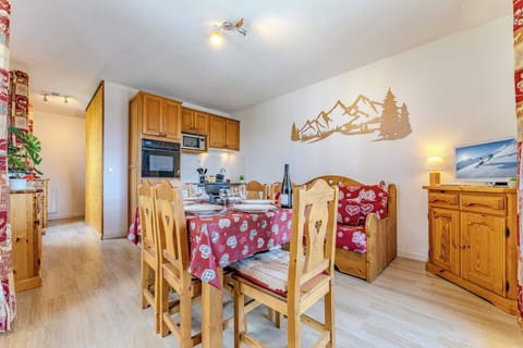 Enjoy togetherness with a mountain soul – open, sunlit, and full of warmth.