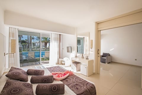 Junior Suite, Private Pool | Free cribs/infant beds, bed sheets