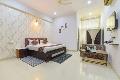 Deluxe Room | Egyptian cotton sheets, premium bedding, in-room safe, desk