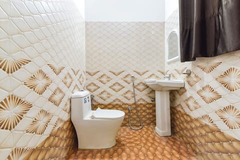 Deluxe Room | Bathroom | Shower, rainfall showerhead, free toiletries, towels