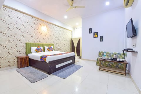 Egyptian cotton sheets, premium bedding, in-room safe, desk