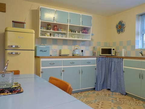 Stylish kitchen with genuine formica worktops | Peartree Cottage, Shildon, near Bishop Auckland
