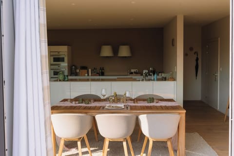 Holiday Home in Halle: Spacious living room with smart TV – Comfortable sofa lounge for cozy evenings with movies or reading