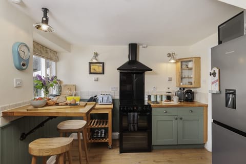 Izods Cottage Kitchen - StayCotswold