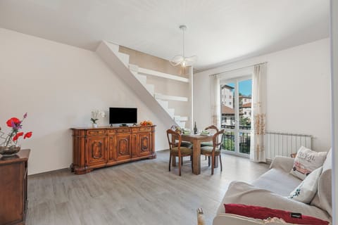 Family Apartment, Multiple Bedrooms, Beachside (Incanto Del Lago 50 Meters From Lake) | Living room | 21-inch flat-screen TV with cable channels