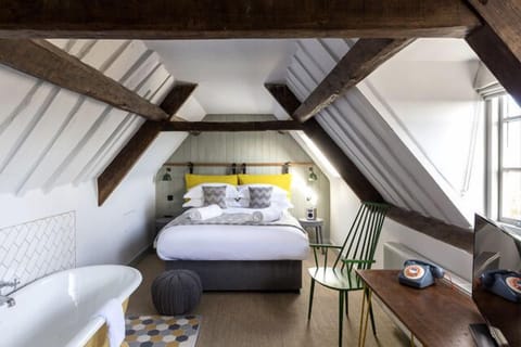 Premium bedding, minibar, desk, iron/ironing board