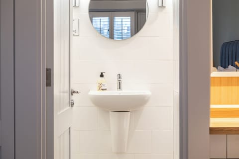 Deluxe Double Room | Bathroom | Free toiletries, hair dryer, towels, soap