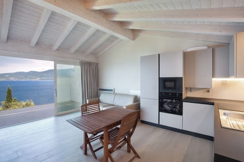 1ccfb39e-89e8-44ed-b272-e6bf095b5387