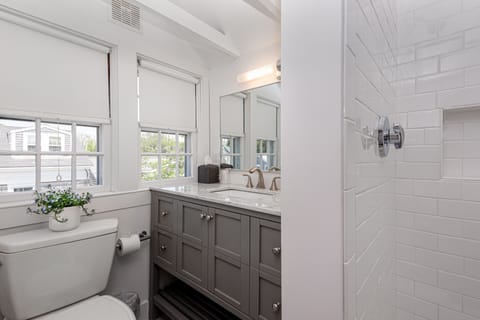 Deluxe Room, 1 Queen Bed | Bathroom | Designer toiletries, towels, soap, shampoo