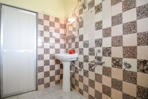 Standard Twin Room (A/C)  | Bathroom | Shower, towels