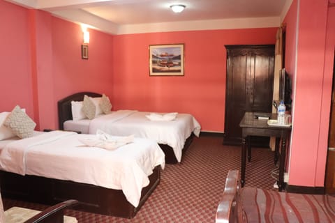 Deluxe double or twin bed room | 1 bedroom, pillowtop beds, in-room safe, desk