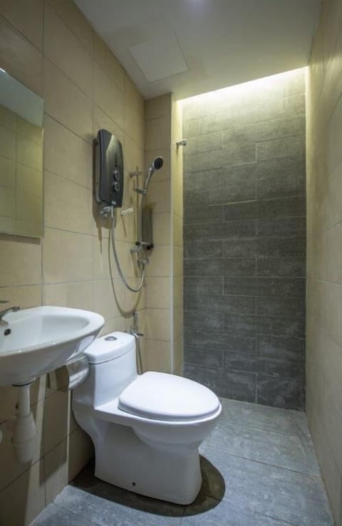 Superior Room, 2 Twin Beds | Bathroom shower