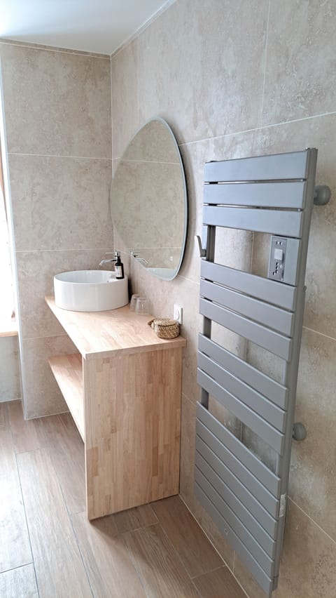 Luxury Double Room, Ensuite | Bathroom | Shower, free toiletries, hair dryer, towels