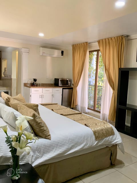 Deluxe Suite, Jetted Tub, Garden View | Iron/ironing board, free WiFi, bed sheets