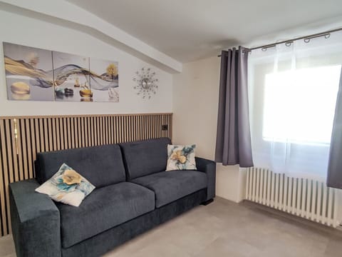 Furniture, Interior Design, Couch, Wall, Flooring, Room, Floor, Apartment, Ceiling, Living Room