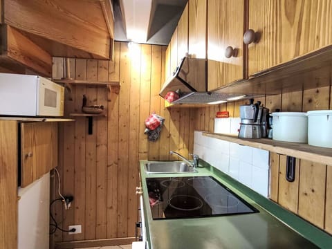 Wood, Kitchen, Flooring, Countertop, Interior Design, Ceiling, Furniture, Floor, Room, Major Appliance