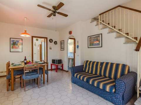 Grass, Building, House, Roof, Home, Residential Area, Cottage, Land Lot, Rural Area, Lawn