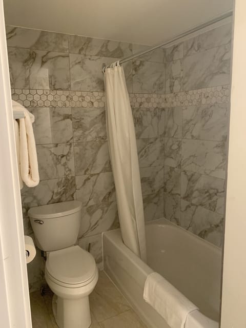 Standard Room, 1 Queen Bed | Bathroom | Free toiletries