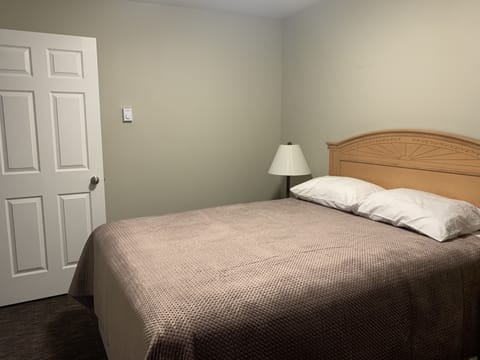 Standard Room, 1 Queen Bed | Free rollaway beds, free WiFi