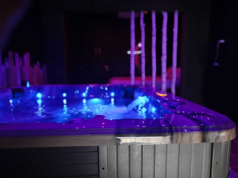 Indoor spa tub