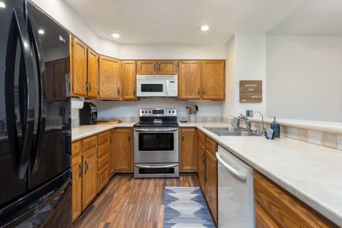 Fully equipped kitchen with reverse osmosis filtered water!